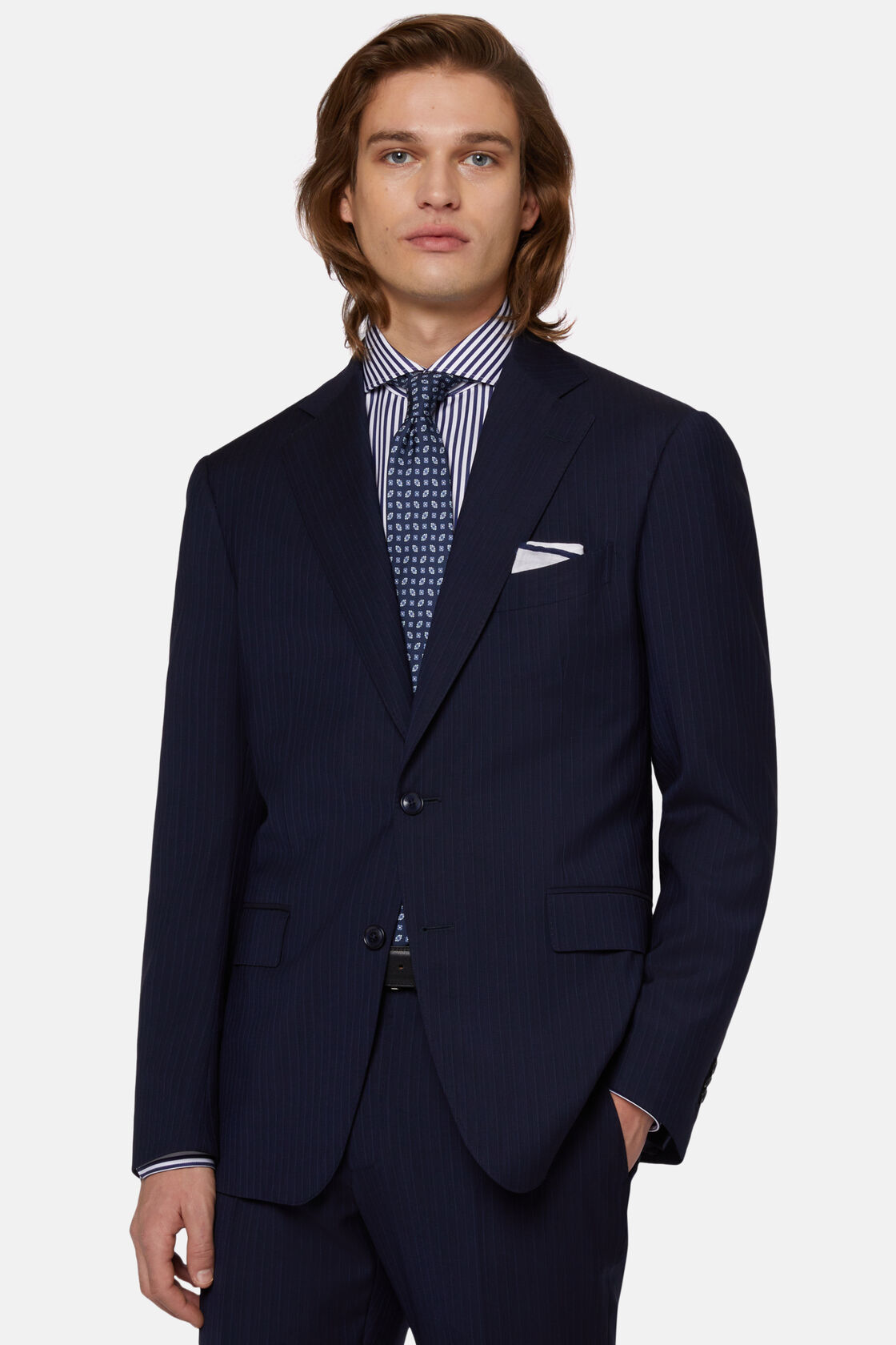 traje azul marino con tenis blancos